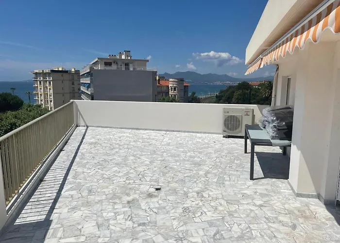 Modern Chic Seaview Daire